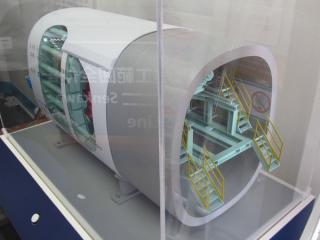 工事現場地上の「連絡線展示室」にあるシールドマシンの模型。
