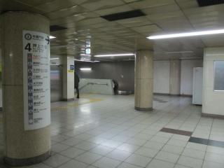渋谷方の階段・エスカレータの地下3階部分。エスカレータ脇の壁が今後撤去される。
