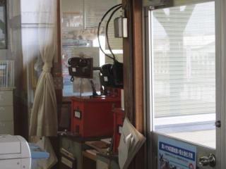 久留里線横田駅の駅事務室にあるタブレット閉塞機（中央に見える赤い箱）。