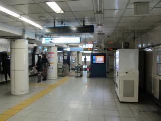 中野寄りの駅端にある改札口は改良工事で廃止される。