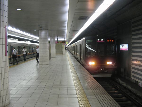 地下2階のホームと321系西明石行き電車。