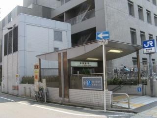 西淀川区役所前にある御幣島駅1号出入口と換気塔。