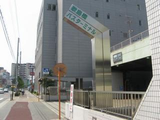 歌島橋バスターミナル入口。奥に御幣島駅の2号出入口がある。