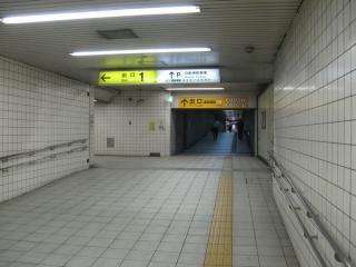 京橋方はそのまま地下駐輪場・歌島橋地下横断歩道に続く。