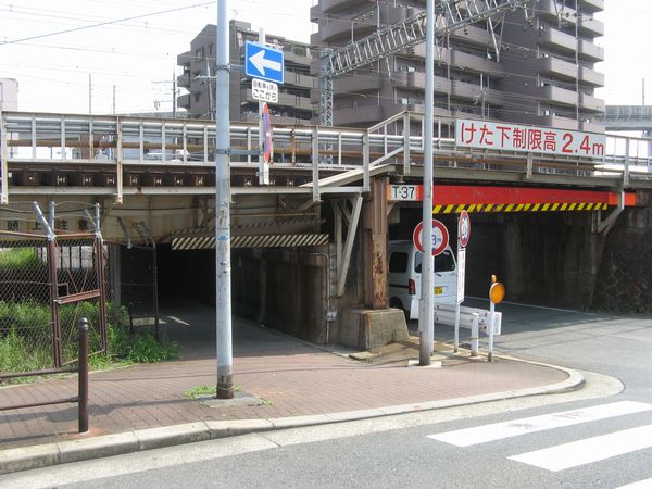 加島駅の手前にある東海道線をくぐる架道橋