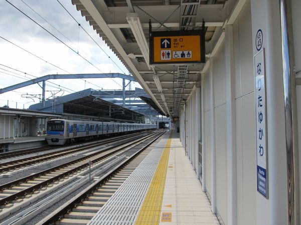 成田スカイアクセスの新線区間に設けられた成田湯川駅