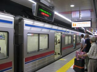 1番線ホームは京成本線の列車が成田スカイアクセス線ホーム側にはみ出して停車する。