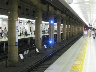 京成本線の列車の停車目標は青色に発光する。