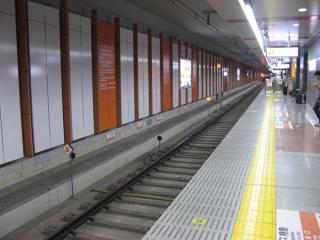 成田スカイアクセス線の列車の停車目標は橙色に発光する。