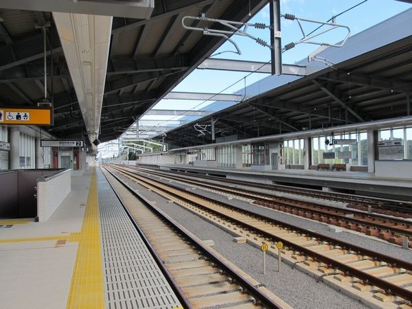 成田湯川駅のホーム