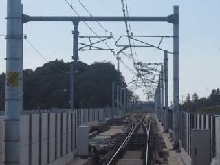 成田湯川駅到着直前の上り列車の前面展望。38番分岐器で単線から複線に分岐する。