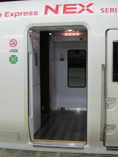 E259系の乗降ドアとデッキ