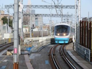 東北沢駅ホーム端から新宿方面を見る。3月で引退する20000形（RSE）特急「あさぎり」が通過。