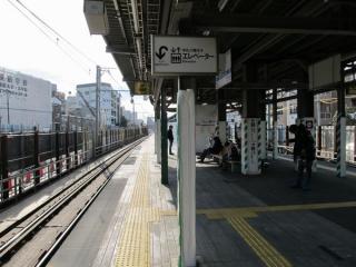 現在の東北沢駅ホームの階段付近。以前と比べて変化はない。