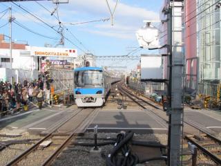 下北沢駅ホームから新宿方面を見る。