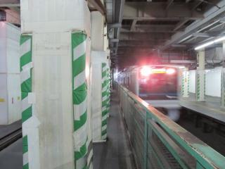 下北沢駅の小田原寄り。線路上空に作業用の台を設置し、地下のトンネル構築行われている。