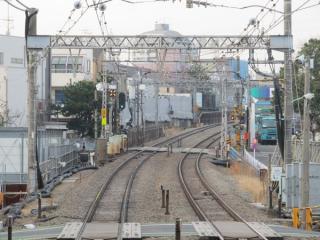 下り列車から見た下北沢～世田谷代田間の線路。