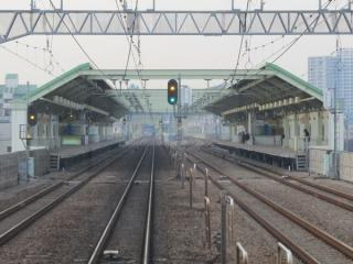 登戸方のホームが完成した和泉多摩川駅。
