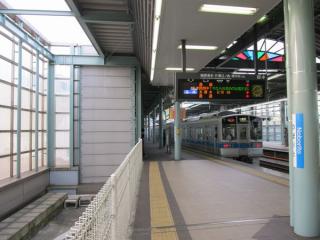 登戸駅の下り緩行線の高架橋は途中で切れている。