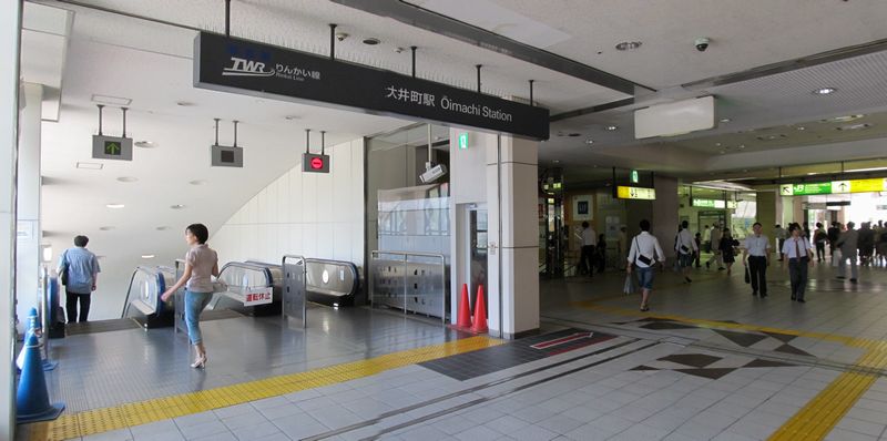 JR大井町駅中央口に直結したA1出入口（エスカレータ）