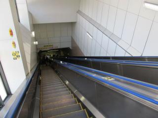 A1出入口のエスカレータの全長は44mで、駅では日本一の長さを誇る。