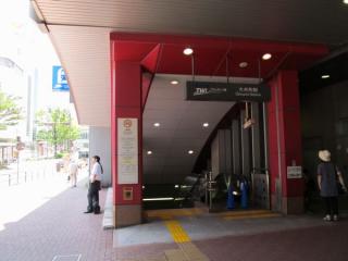 A1出入口直下の地上1階にはA2出入口がある。