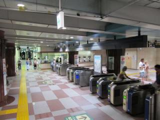 地下1階の改札口。乗り換え路線が2路線あるため、自動改札機の台数も多い。