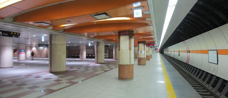 地下3階の下り線ホームと改札口へ向かうコンコースの接続部分。