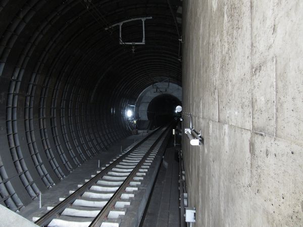 新木場側はシールドトンネルの地中接合を行ったため、トンネルの直径が途中で変化している。