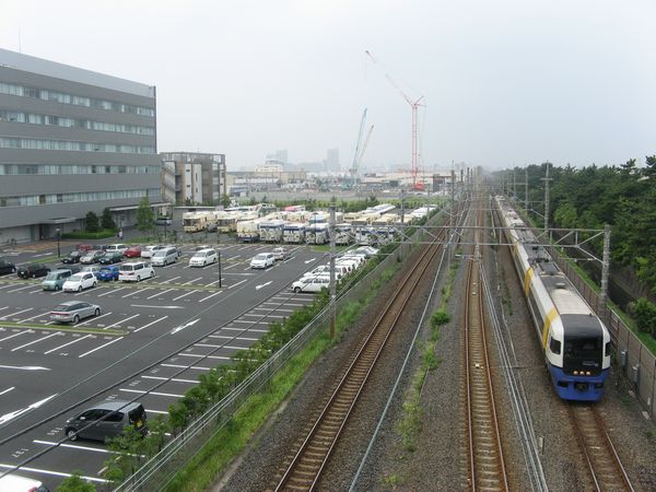 千葉貨物ターミナル駅跡地脇を通過する房総特急255系。京葉線の流転の歴史を語る上で欠かせない場所。