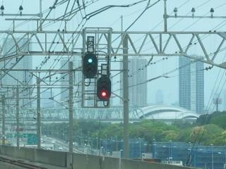 新木場駅蘇我方の場内信号機。右の「東臨」とプレートがある信号機がりんかい線への進路を示す。
