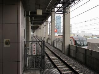 1番線の蘇我方を見る。隣には東京メトロ有楽町線の10000系が折り返しのため停車中。
