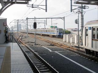 駅西側の折返し線は軌道が敷設されたのみで使用されていない。