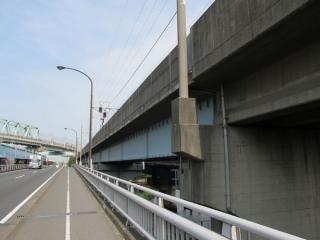 国道357号線から見た曙運河橋梁。左奥のカーブを描く橋梁はJR京葉線夢の島橋梁。