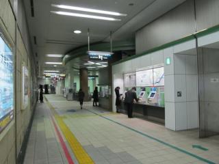 駅中央にある改札口と券売機。