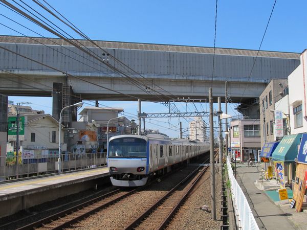 上星川駅の西で相鉄本線の上空を交差する東海道貨物線