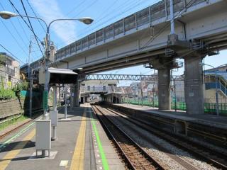 西谷駅ホーム。上を通るのは東海道新幹線。