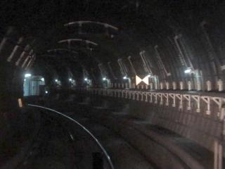 天王洲アイル駅のホームが見えてくるとカーブ半径が800mになる。
