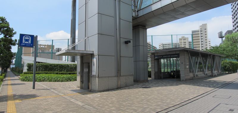 りんかい線天王洲アイル駅B出入口とエレベータ。エレベータは2階のスカイウォークにも通じる。