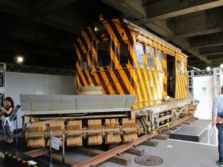同じく屋外で展示されていた函館市電ササラ電車（元東京市電ヨヘロ1形）