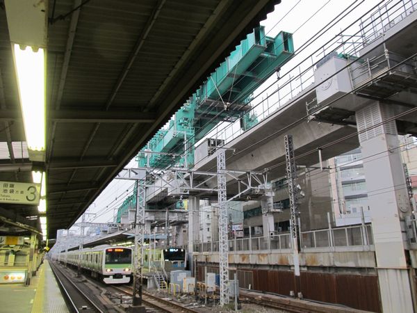 神田駅の真上まで進んできた縦貫線の架設機