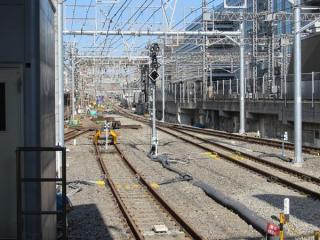 東海道線ホームの先は留置線の機能を停止してポイントを交換している。