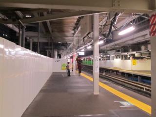 11・12番線横浜寄りの延長部分で開始された階段の増設工事（2011年10月30日）