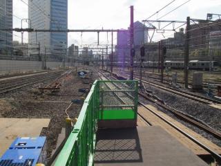 11・12番線のホーム端から横浜方面を見る。