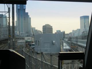 東海道線下り列車から見た旧東京期間区跡地。新しい車両基地の洗浄台の設置が進む。