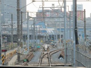 東海道線下り線の品川駅入口。直進する12番線の軌道敷設が開始された。