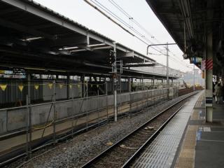 旧11・12番線の東京寄りはホームの一部が撤去され、残存部分には新しい屋根の設置が進む。