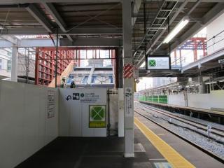 11・12番線横浜寄りの延長部分で開始された階段の増設工事（2012年3月3日）