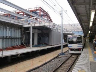 横須賀線ホーム13番線から見た新設中の階段