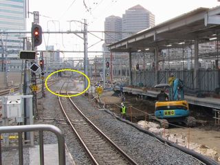 横須賀線ホーム13番線から横浜方面を見る。黄色い丸で囲んだ部分にあった分岐器が撤去・新設。